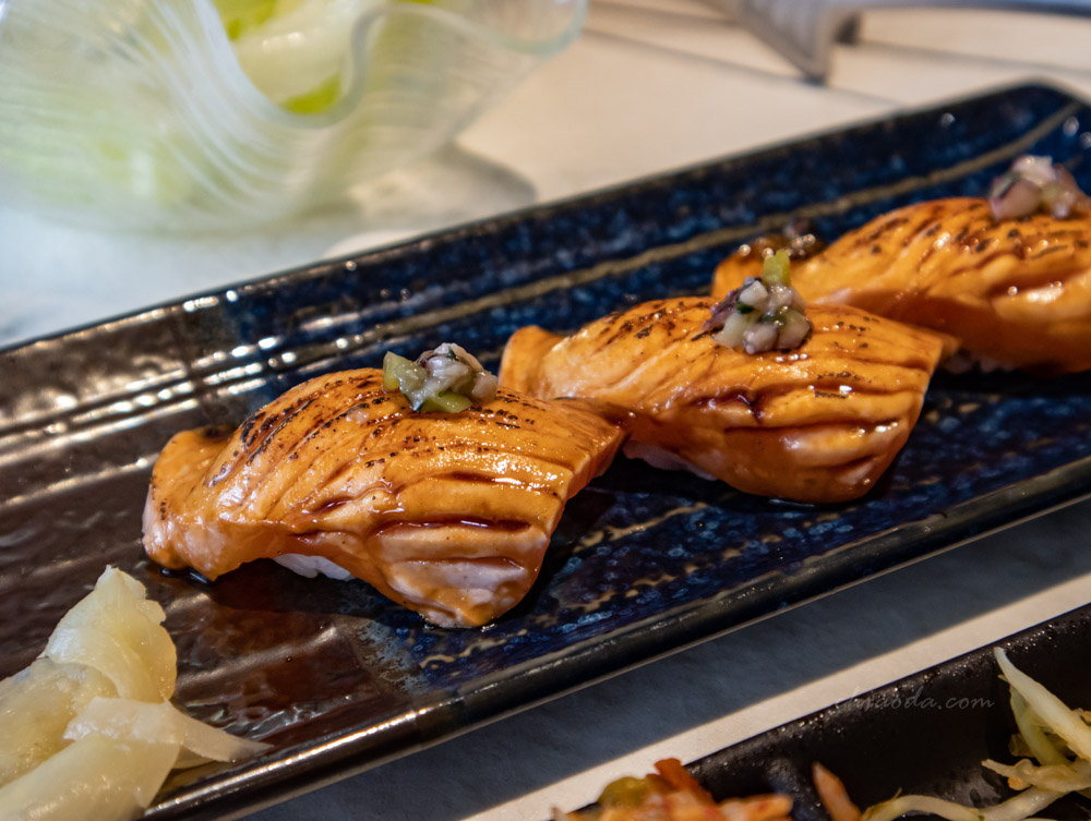 老井燒肉　鮭魚炙壽司