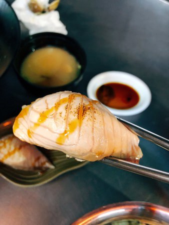 一本壽司｜隱身在大墩黃昏市場的超人氣平價日式料理